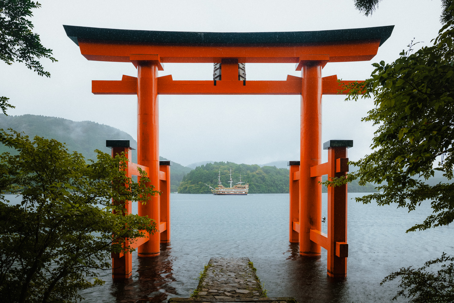 Torii sul lago Ashi a Hakone, paesaggio di viaggio in Giappone